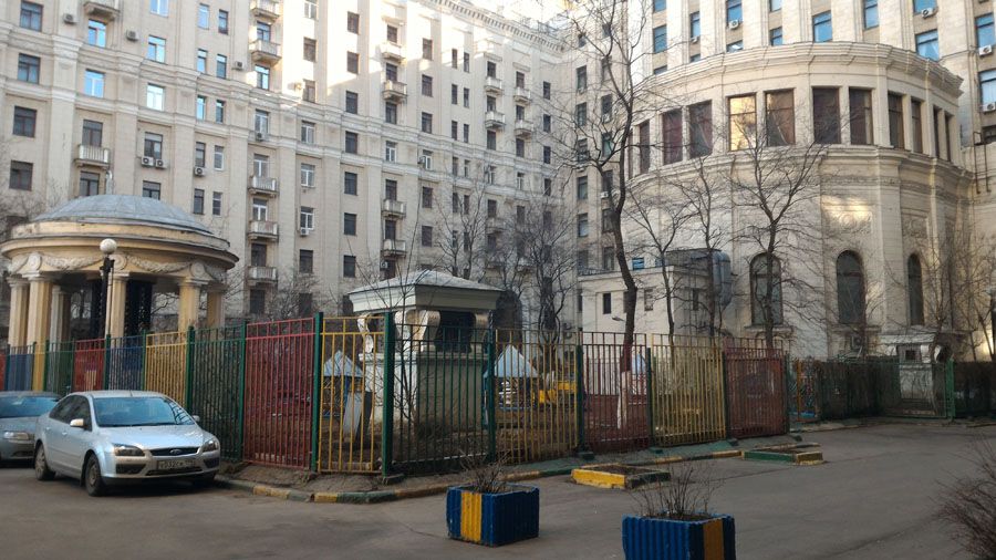 Невероятно тихий дворик одной из сталинских высоток у Красных ворот