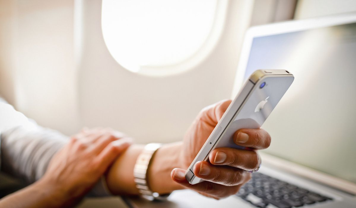 Почему в самолете не разрешается пользоваться телефоном