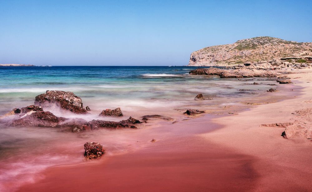 Все цвета радуги: топ-9 пляжей необычных цветов
