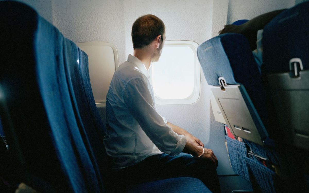 Зачем нужно поднимать спинку кресла самолета перед взлетом и посадкой
