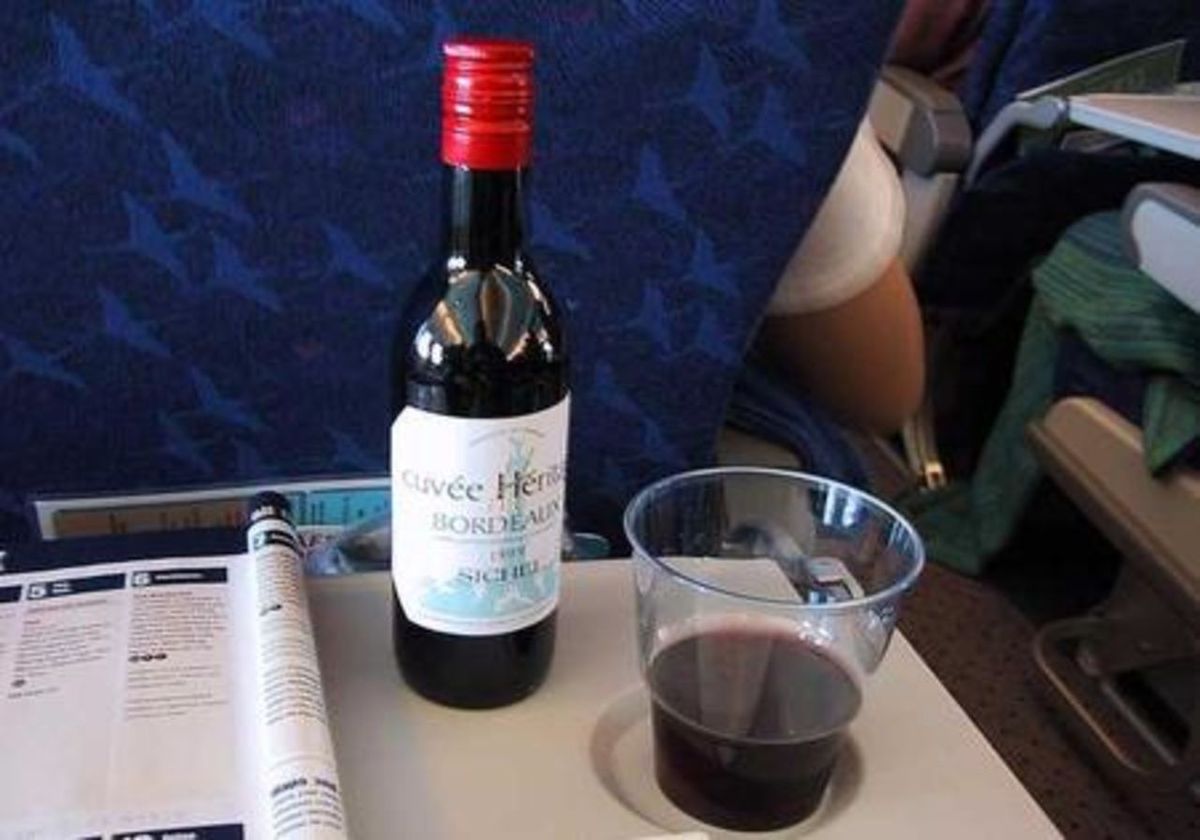 Шампанское в самолете можно. Вино в поезде. Вино в самолете. Коньяк в самолете.