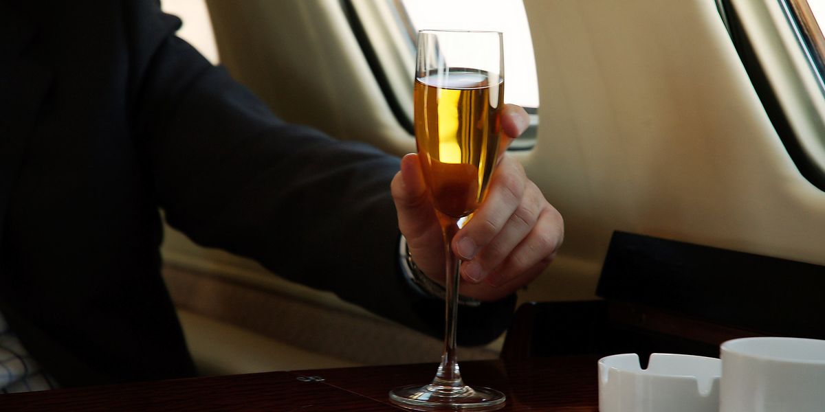 Алкоголь в самолете - на самом ли деле нельзя пить и почему?