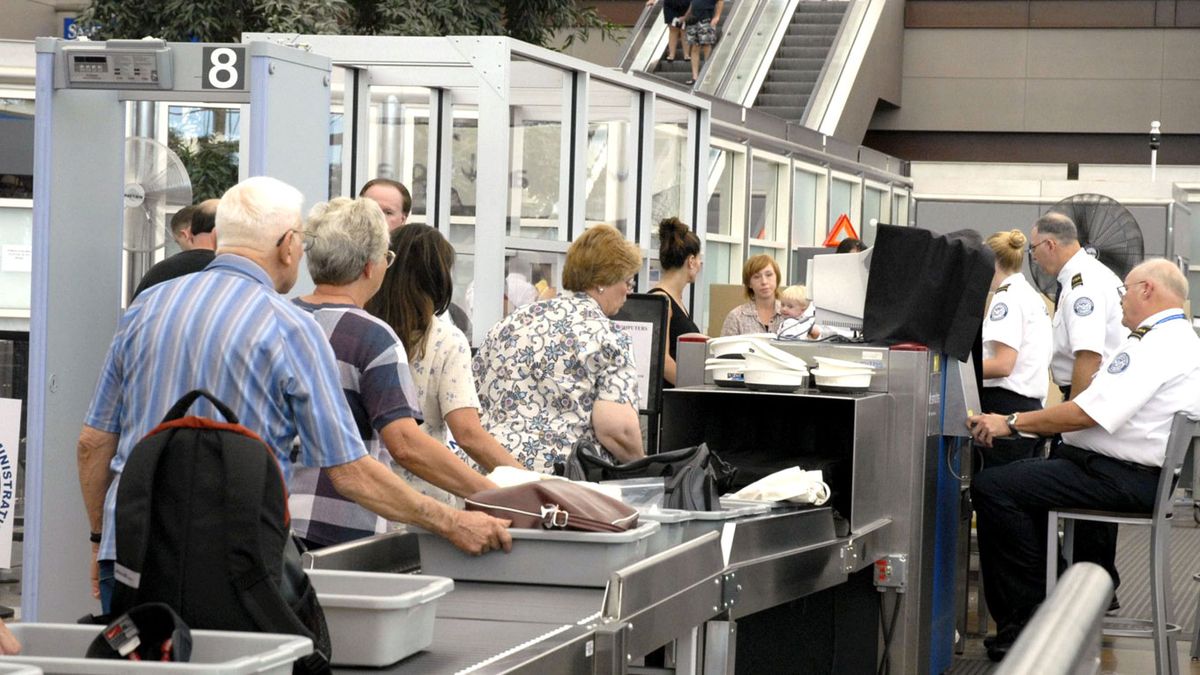 Контроль безопасности в аэропорту: как пройти процедуру?