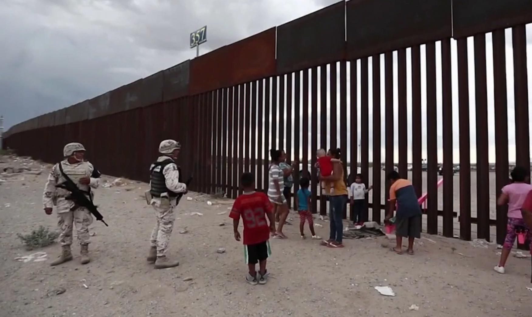 США установили розовый «аттракцион» на границе с Мексикой