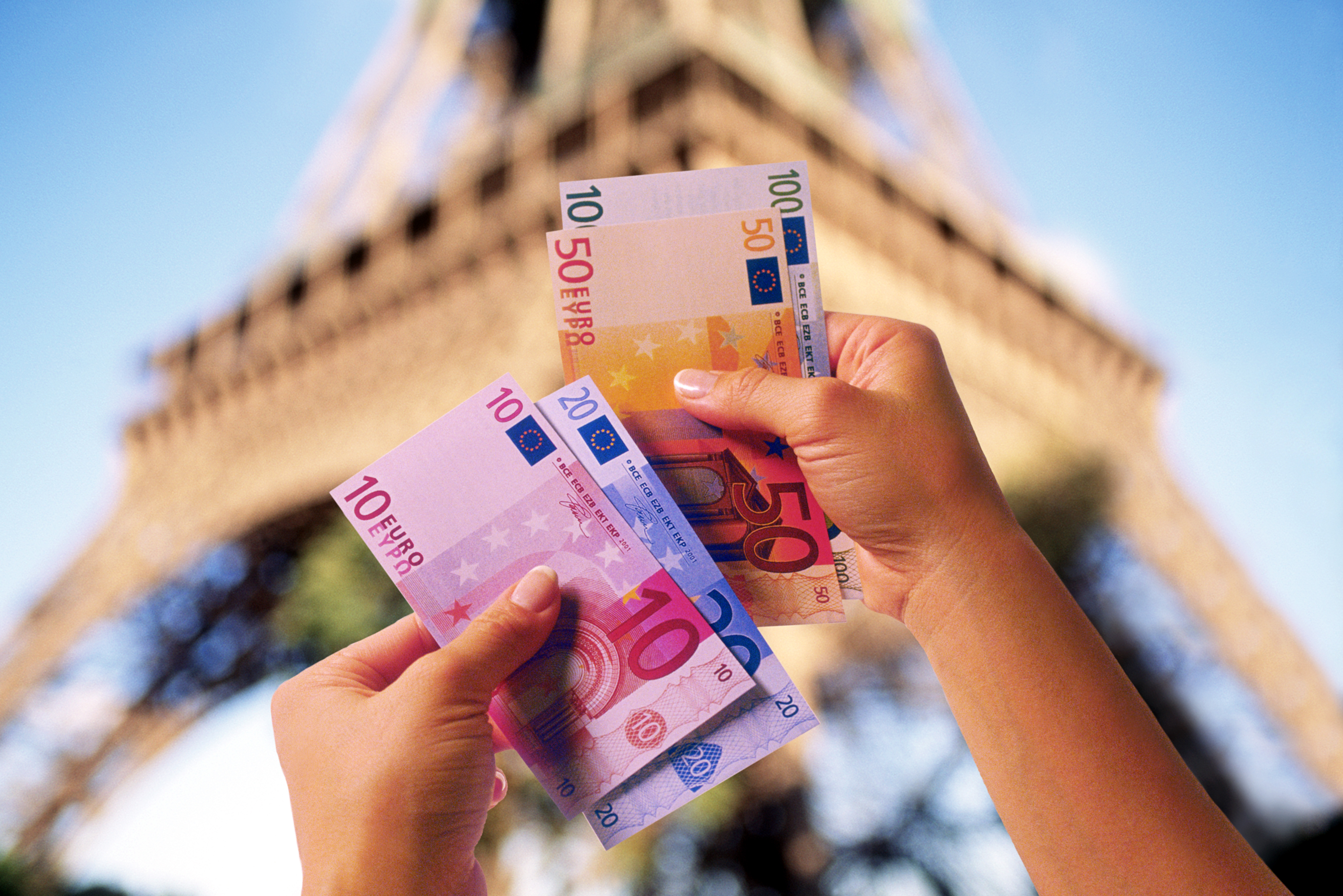 Франция богатство. Экономия на путешествиях. Деньги за границу. Деньги и путешествия. Туристская деньги.