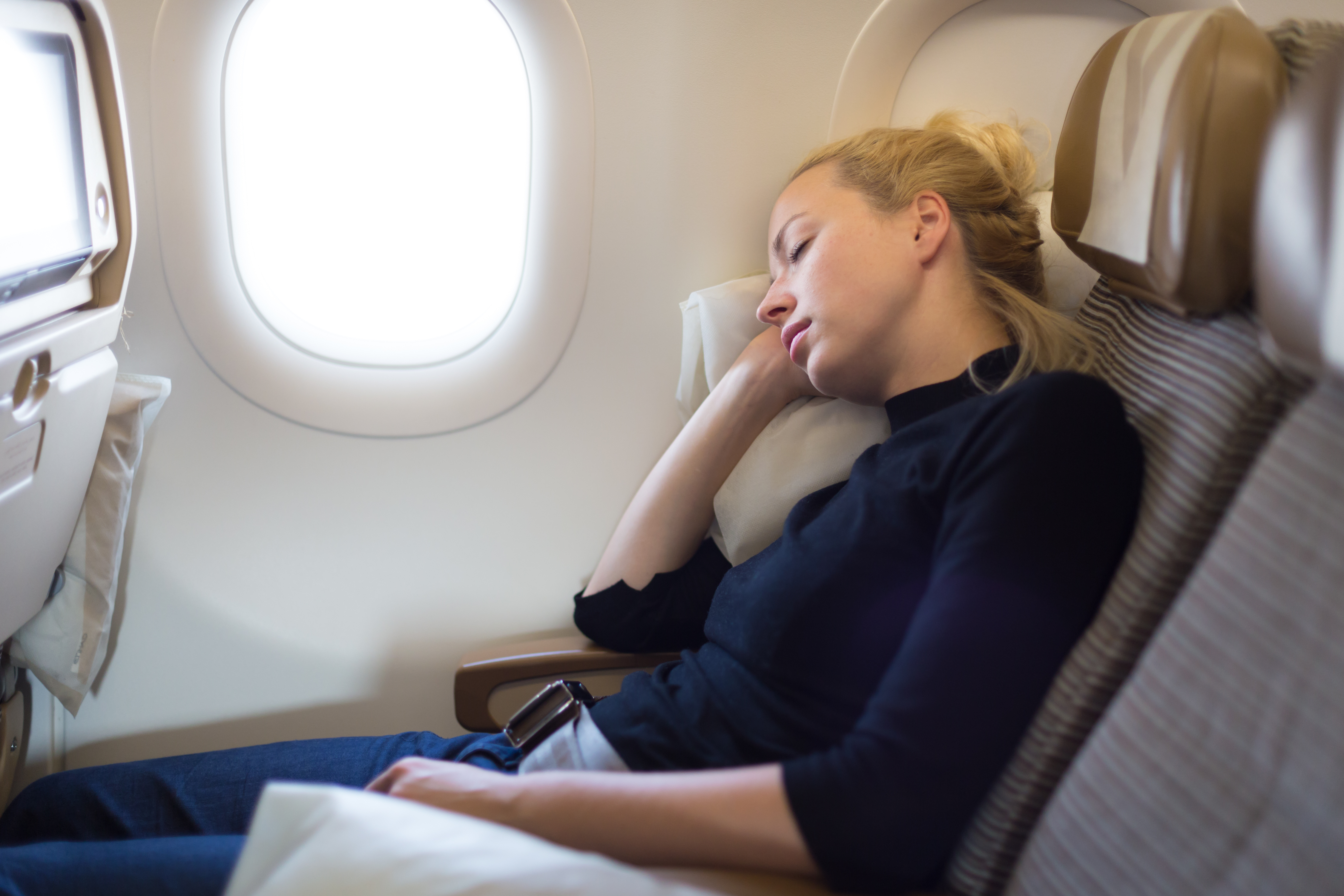 К чему снится лететь в самолете женщине. Девушка в самолете. Спать в самолете. Девушка в салоне самолета.